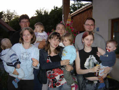 Gerhild mit Karl, Melanie und Michael,
Sonja mit Christoph und Lena, 
Julia mit Manuel und Pascal