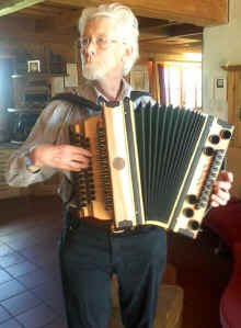 Franz Fuchs bei der Abholung seiner neuen Jamnik-Harmonika