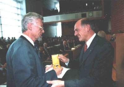 Überreichung des Ehrenzeichens durch Landeshauptmann Dr. Erwin Pröll im Landtagssitzungssaal St. Pölten